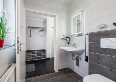 Badezimmer 1 mit Toilettenstützgriff und Föhn