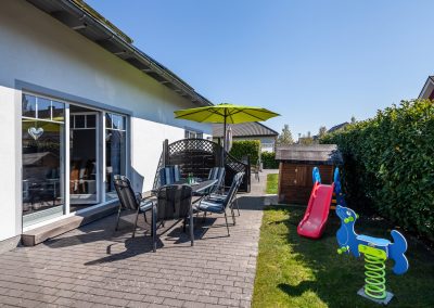 Terrasse mit Federwippe, Rutsche und Spielhaus